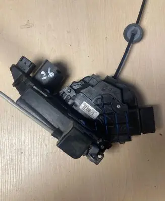 Volvo XC60 Front door lock 30799305 A048069 3069AC5