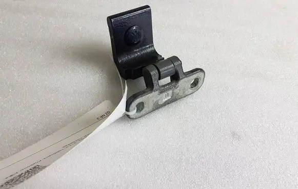 Audi Q2 - Tailgate/trunk/boot hinge 8V3827299B A046575