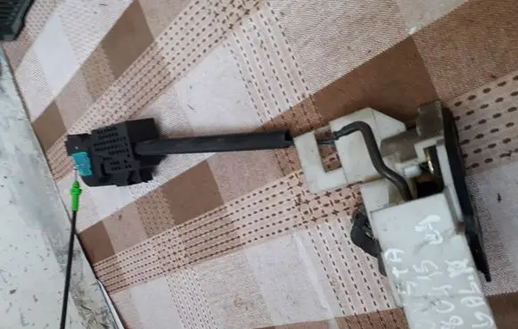 Hyundai Sonata Rear door lock