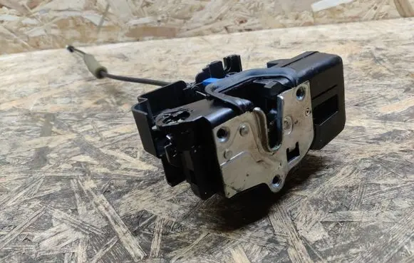 Opel Antara Front door lock RH3