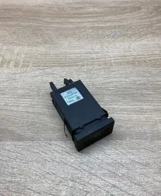 Volkswagen PASSAT B5 Windscreen/window heater switch 3B0959621B