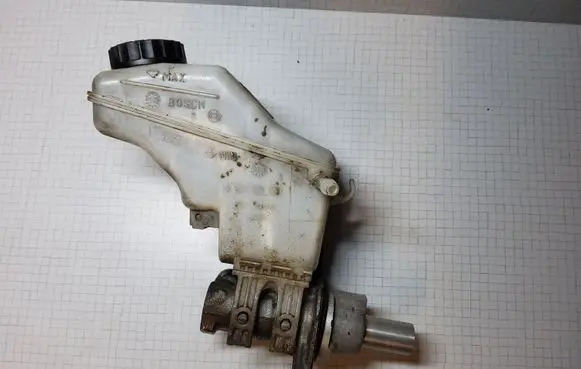 Opel Corsa D Brake fluid reservoir 0204051127