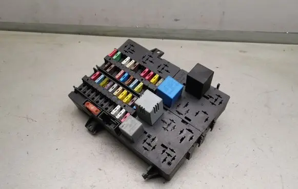 Renault Master II Fuse module 7703297587 7700351976