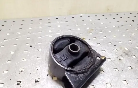 Peugeot 4007 Engine mount bracket
