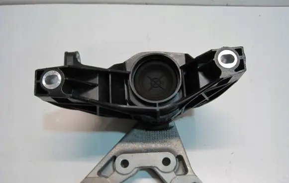 Peugeot 5008 II Engine mounting bracket EB2PT