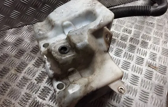 Land Rover Discovery 3 - LR3 Windshield washer fluid reservoir/tank DMB000121 DMB000131
