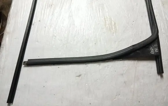 Peugeot Partner III Rubber seal front door window/glass 9818023580
