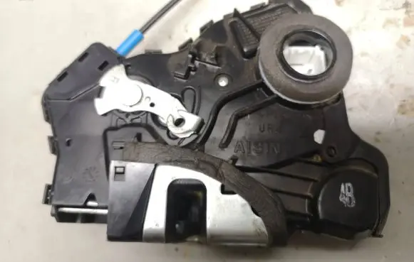 Toyota Auris E180 Front door lock A084219