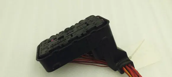 Volkswagen PASSAT B7 Fuse module 1K0937700B
