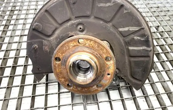 Volkswagen PASSAT B7 Front wheel hub spindle knuckle