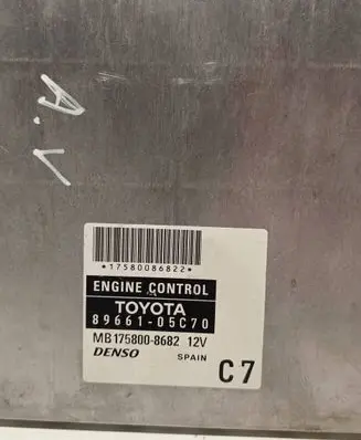 Toyota Avensis T250 Engine control unit/module 8966105C70 MB1758008682