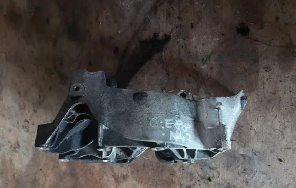 BMW 1 E82 E88 Engine mounting bracket
