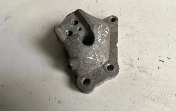 Hyundai i30 Gearbox mounting bracket