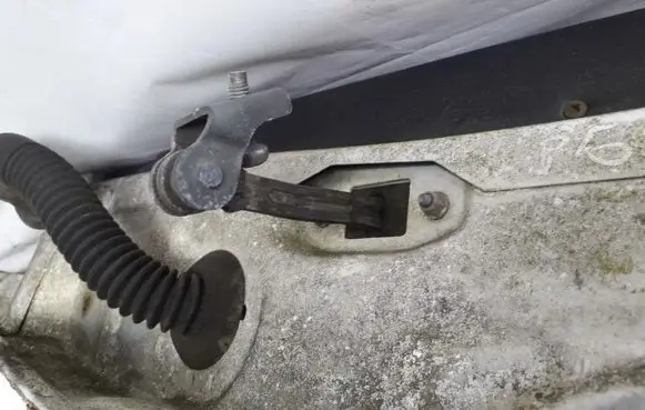 Ford Mondeo MK II Rear door check strap stopper