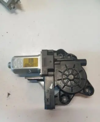 Volvo V70 Front door window regulator motor WR12290 970714102 151221