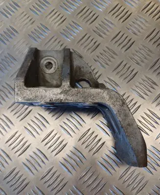 Engine mounting bracket