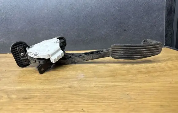 Volvo V70 Accelerator throttle pedal 9496821