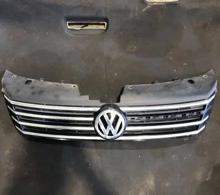 Volkswagen PASSAT B7 Front bumper upper radiator grill