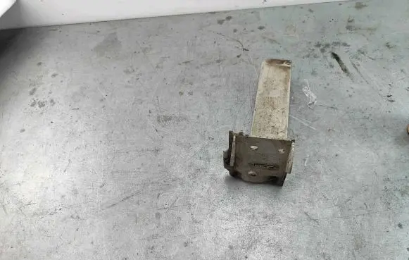 BMW 5 F10 F11 Radiator mount bracket 51117186514 7186514