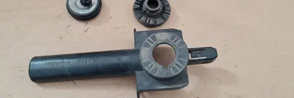 Radiator mount bracket