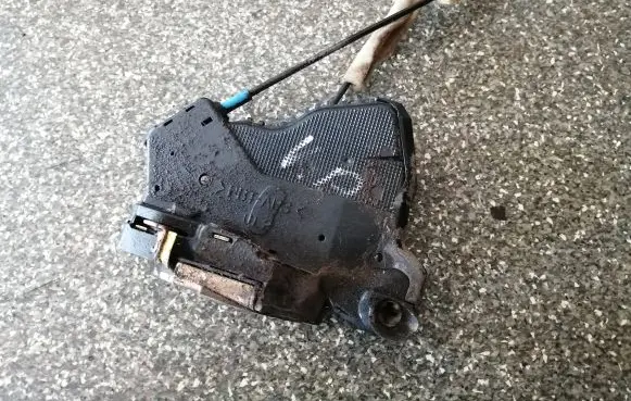Toyota Corolla Verso E121 Front door lock