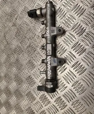 Volkswagen Polo V 6R Fuel distributor 04B130093