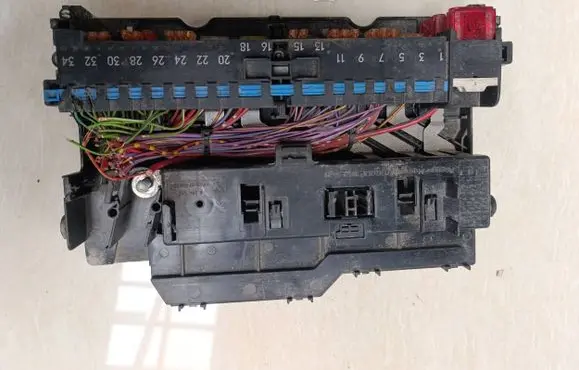 BMW 3 E46 Fuse module 8387153