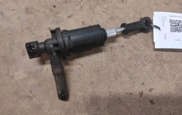 Opel Vivaro Clutch master cylinder 8200506490 83857433