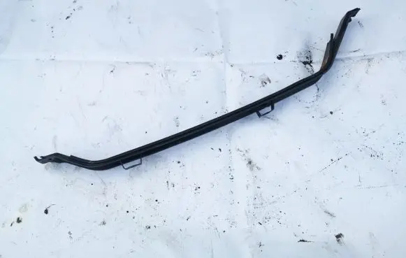 Fuel tank mounting bracket