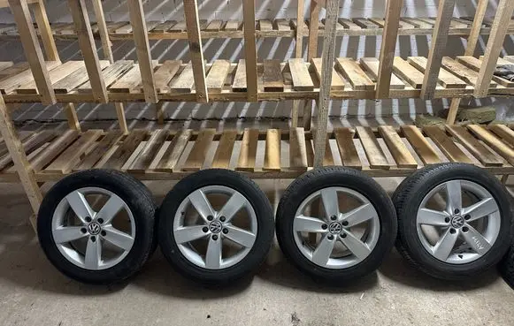 Volkswagen Jetta VI R16 alloy rim 5C0601025R