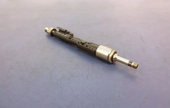 BMW 5 G30 G31 Fuel injector 0261500264