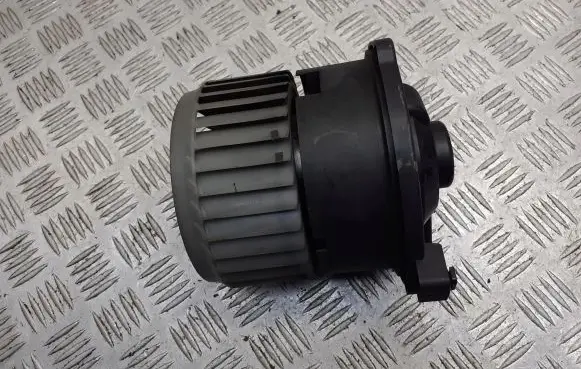 Mitsubishi Colt CZ3 Front door blower motor 016070-0701