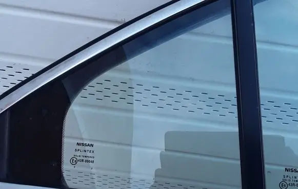 Nissan Primera Rear vent window glass 43R00048