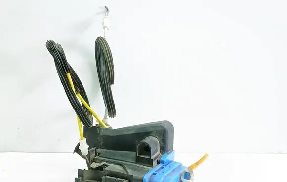 Audi A4 S4 B5 8D Rear door lock 8D0839015A