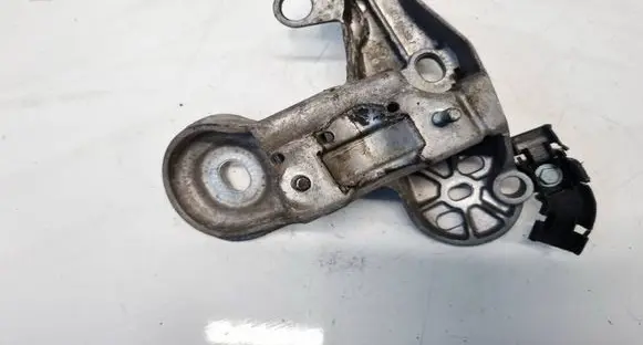 Audi A4 S4 B7 8E 8H Engine mounting bracket 8E0199352F