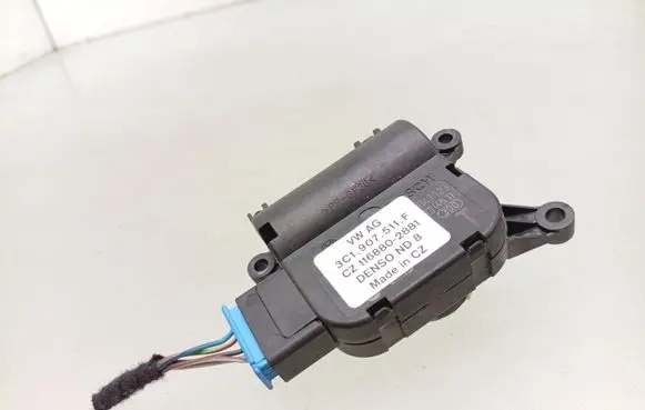 Volkswagen PASSAT B7 Air flap motor/actuator 3C1907511F