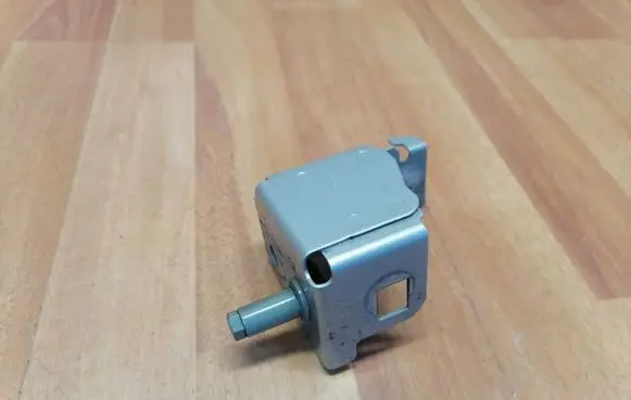Radiator mount bracket