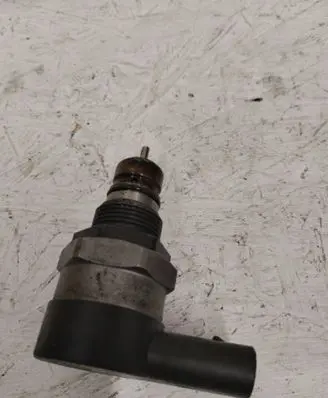 BMW 5 E60 E61 Fuel pressure regulator 0281002481 13594574 1104