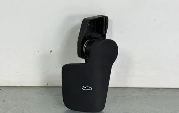 Volkswagen Touareg III Engine bonnet (hood) release handle 4M1823533