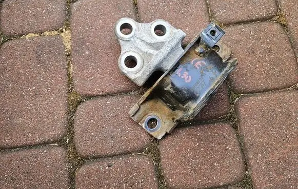 Opel Corsa E Engine mount bracket 468646740