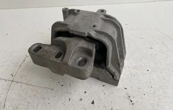 Volkswagen PASSAT B7 Engine mount bracket 1K0199262
