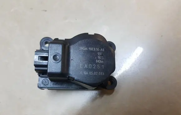 Ford C-MAX I Air flap motor/actuator 3M5H19E616AB ES251