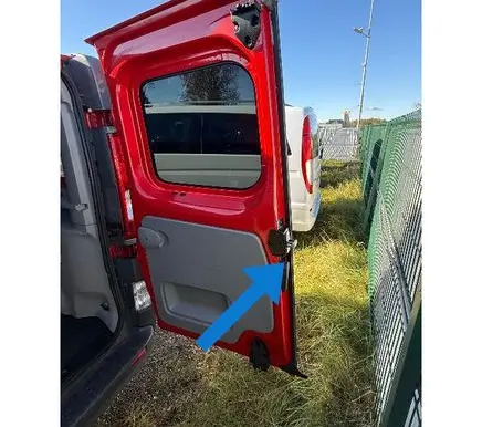 Opel Vivaro Loading door interior handle 8200323112