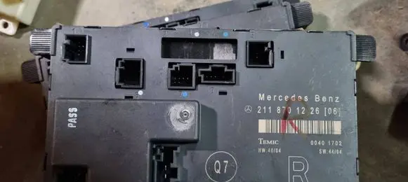 Mercedes-Benz E W211 Door control unit/module 2118701226 00401702