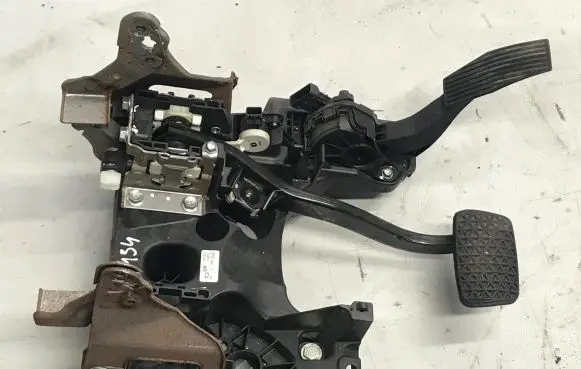 Opel Insignia A Pedal assembly 13219223