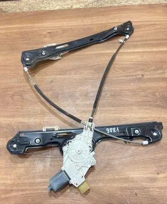 BMW 1 E81 E87 Front door window regulator with motor 7067795 7138465