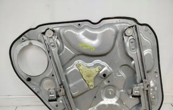 KIA Venga Front door window regulator with motor 824601P010