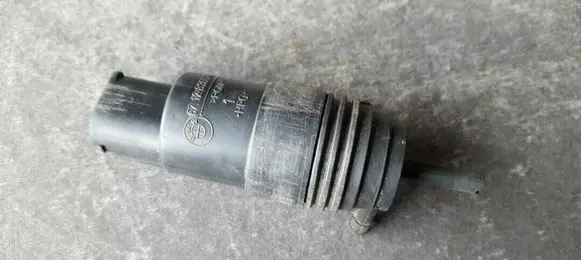 BMW 5 E39 Windscreen/windshield washer pump 501800755