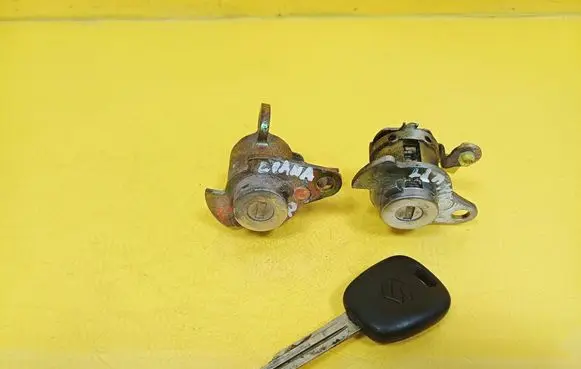 Suzuki Liana Front door lock (next to the handle) 