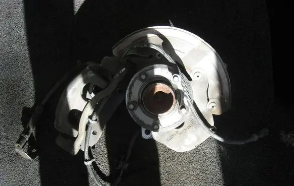 Lincoln Town Car Front wheel hub 3W132K004AB